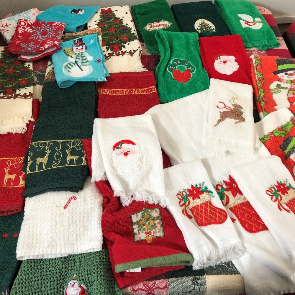 VINTAGE LOT OF HOLIDAY WASHCLOTHS, DISH , TEA & BATH TOWEL